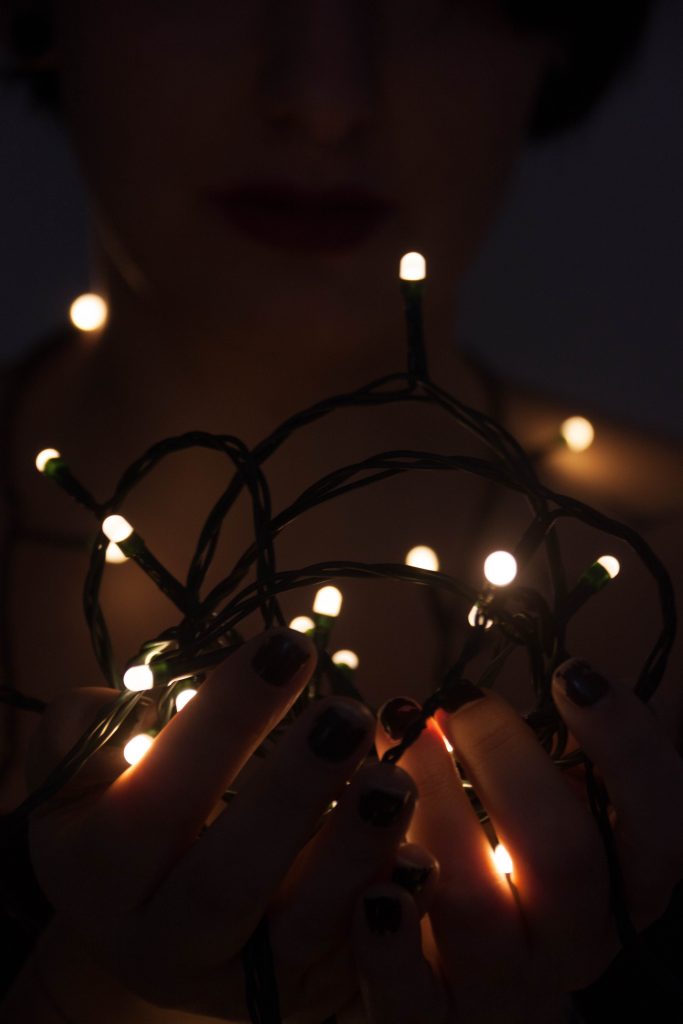 Lichter in Händen halten